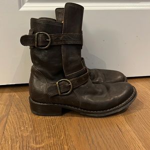Buckled brown boots, size 6
